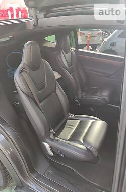 Позашляховик / Кросовер Tesla Model X 2017 в 