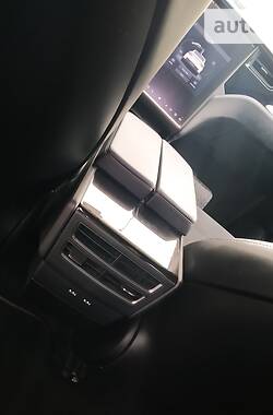 Внедорожник / Кроссовер Tesla Model X 2018 в 