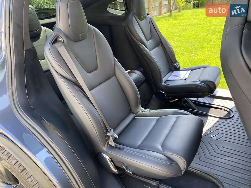 Позашляховик / Кросовер Tesla Model X 2019 в Чернівцях