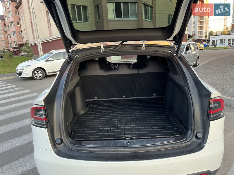 Внедорожник / Кроссовер Tesla Model X 2018 в Вишневом