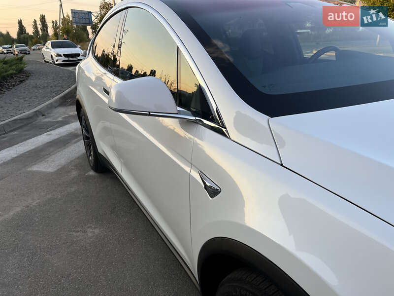 Внедорожник / Кроссовер Tesla Model X 2018 в Вишневом