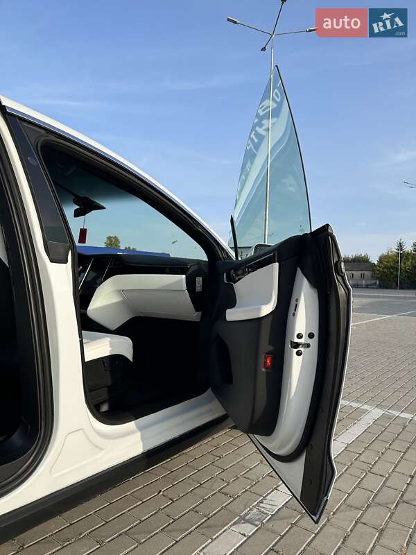 Позашляховик / Кросовер Tesla Model X 2018 в Тернополі