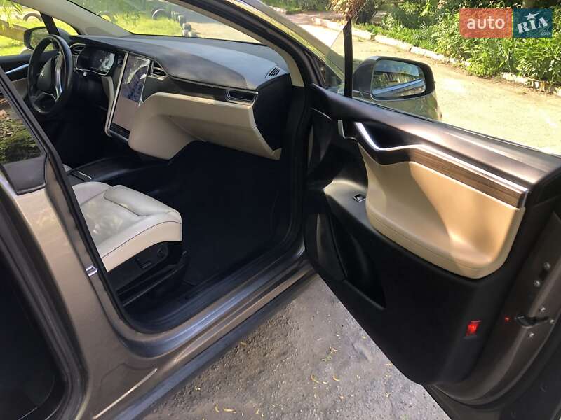 Позашляховик / Кросовер Tesla Model X 2016 в Саврані фото 5 Позашляховик / Кросовер Tesla Model X 2016 в Саврані