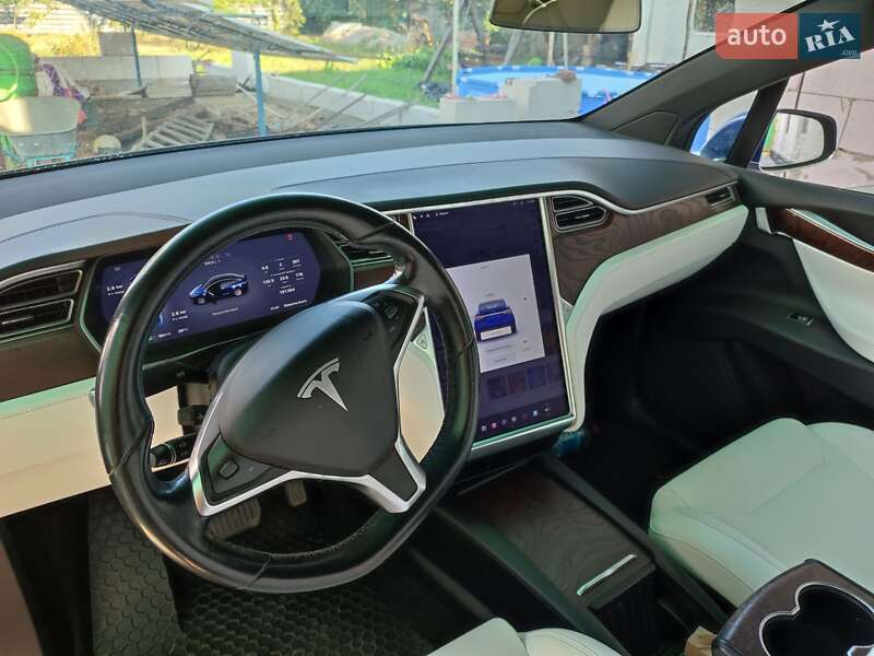 Внедорожник / Кроссовер Tesla Model X 2016 в Синельниково