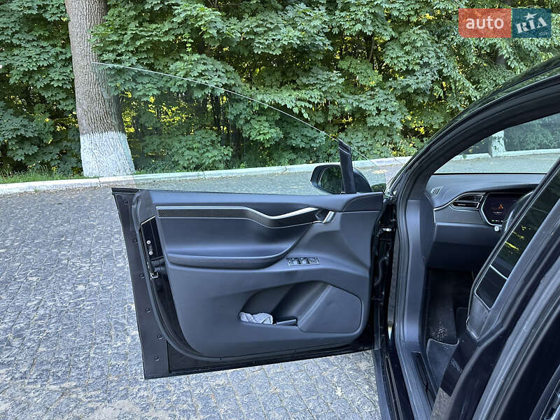 Позашляховик / Кросовер Tesla Model X 2017 в Чернівцях