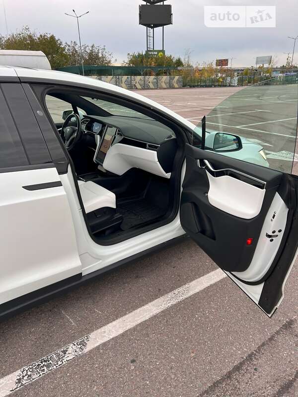 Позашляховик / Кросовер Tesla Model X 2017 в Львові