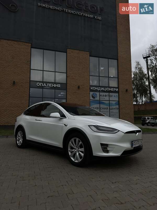 Позашляховик / Кросовер Tesla Model X 2017 в Чернівцях