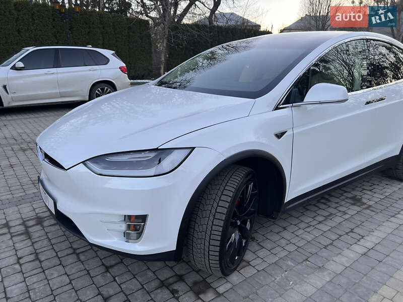 Позашляховик / Кросовер Tesla Model X 2016 в Львові
