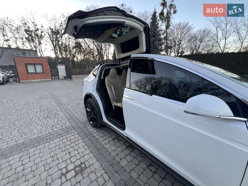 Позашляховик / Кросовер Tesla Model X 2016 в Львові