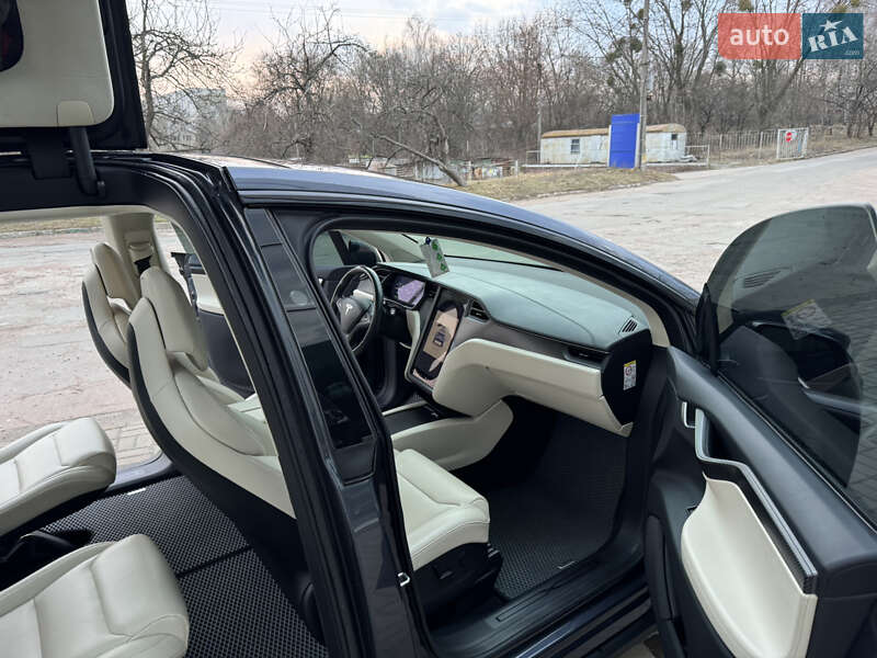Позашляховик / Кросовер Tesla Model X 2019 в Чернігові