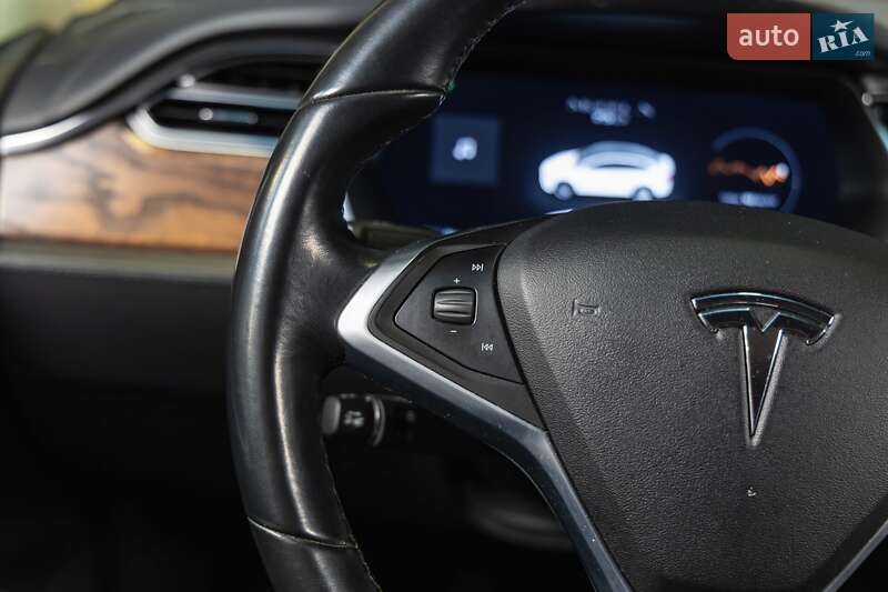 Позашляховик / Кросовер Tesla Model X 2017 в Луцьку