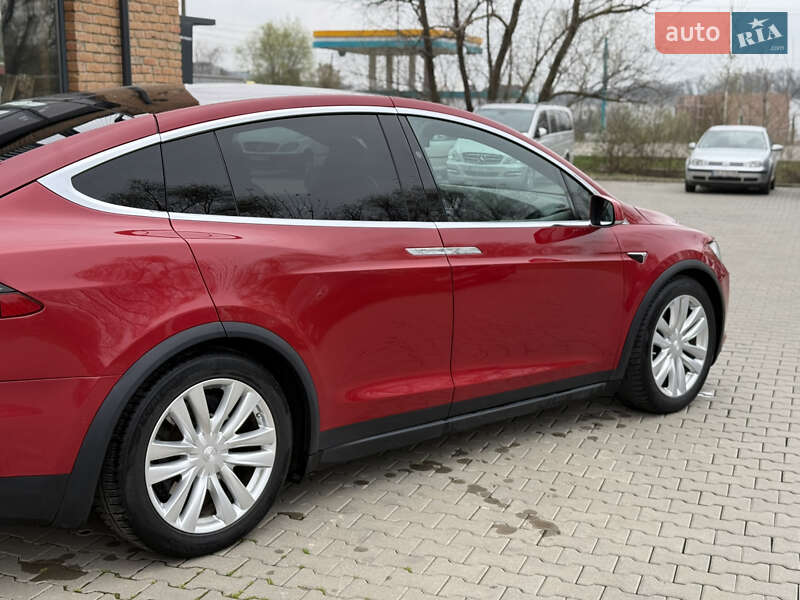 Позашляховик / Кросовер Tesla Model X 2016 в Чернівцях