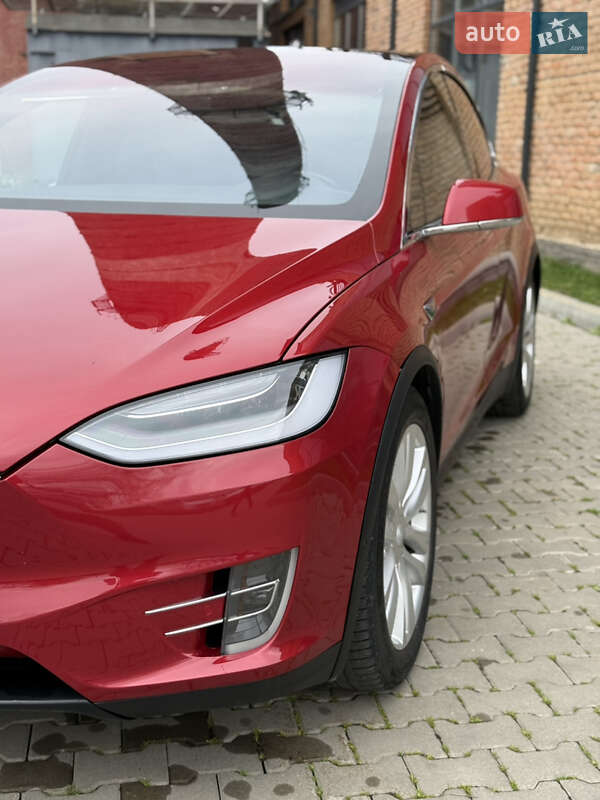 Позашляховик / Кросовер Tesla Model X 2016 в Чернівцях