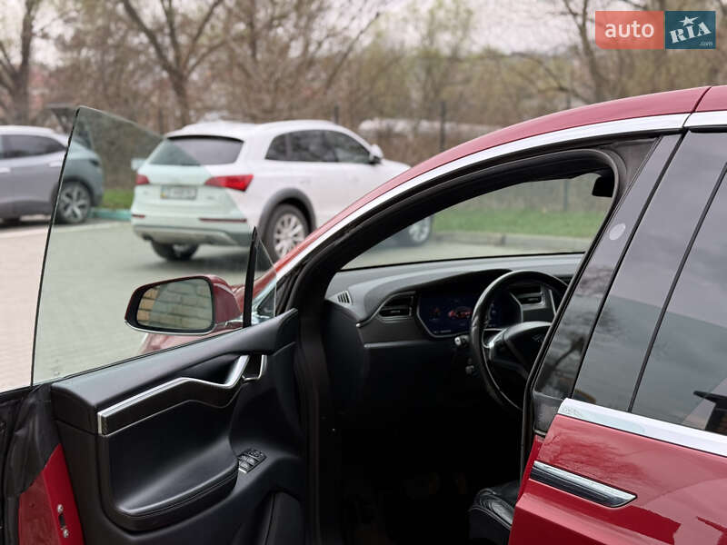 Позашляховик / Кросовер Tesla Model X 2016 в Чернівцях