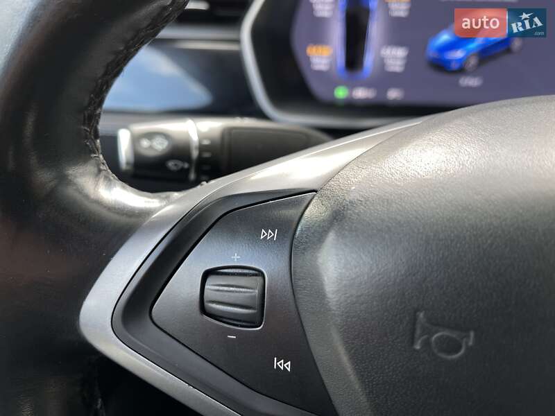 Внедорожник / Кроссовер Tesla Model X 2019 в Киеве