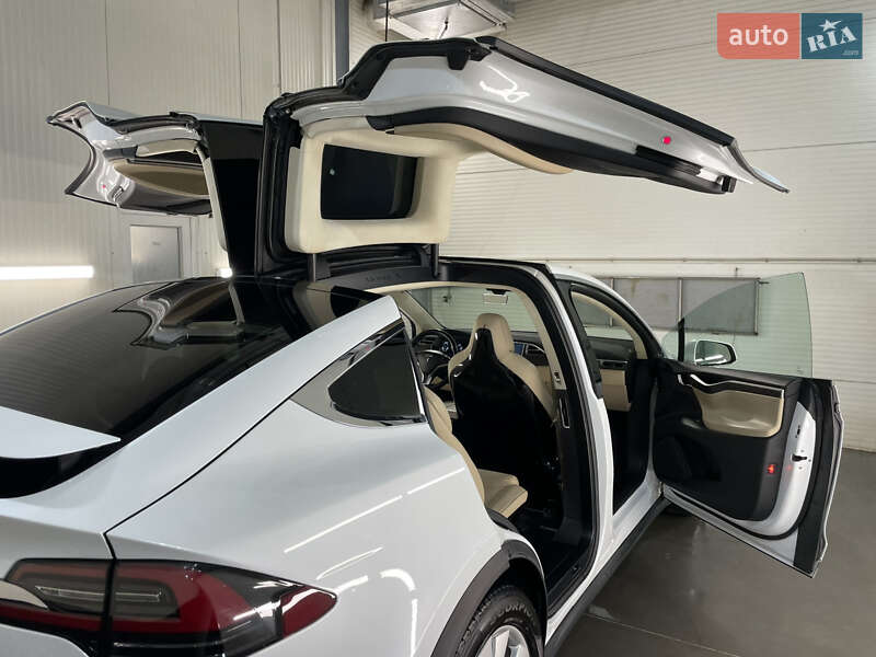 Внедорожник / Кроссовер Tesla Model X 2016 в Черновцах