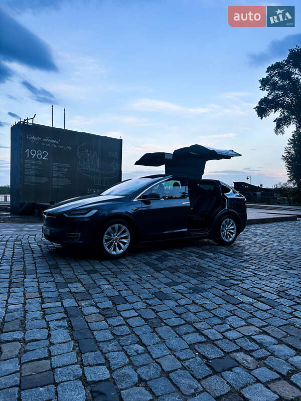 Внедорожник / Кроссовер Tesla Model X 2017 в 
