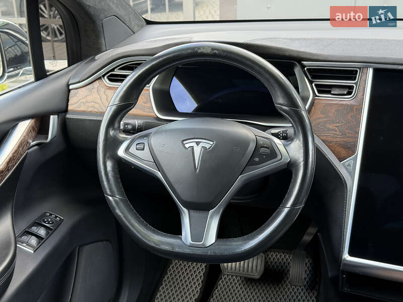 Позашляховик / Кросовер Tesla Model X 2017 в Львові