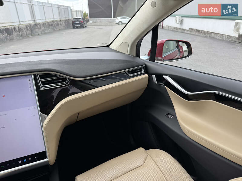 Позашляховик / Кросовер Tesla Model X 2016 в Вінниці