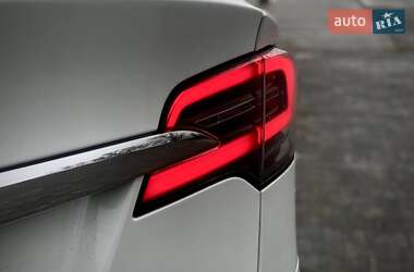 Позашляховик / Кросовер Tesla Model X 2017 в 