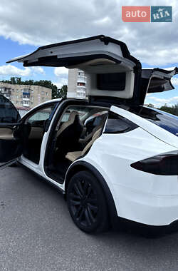 Позашляховик / Кросовер Tesla Model X 2016 в 