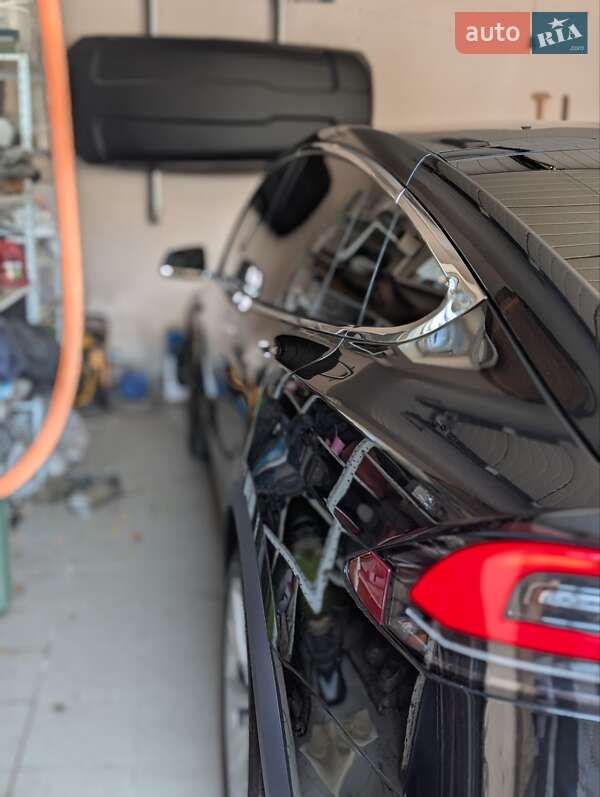 Tesla Model X 2019