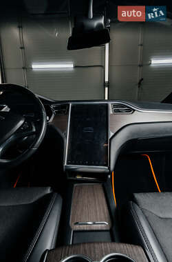 Позашляховик / Кросовер Tesla Model X 2017 в Чернівцях