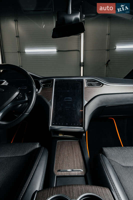 Позашляховик / Кросовер Tesla Model X 2017 в Чернівцях