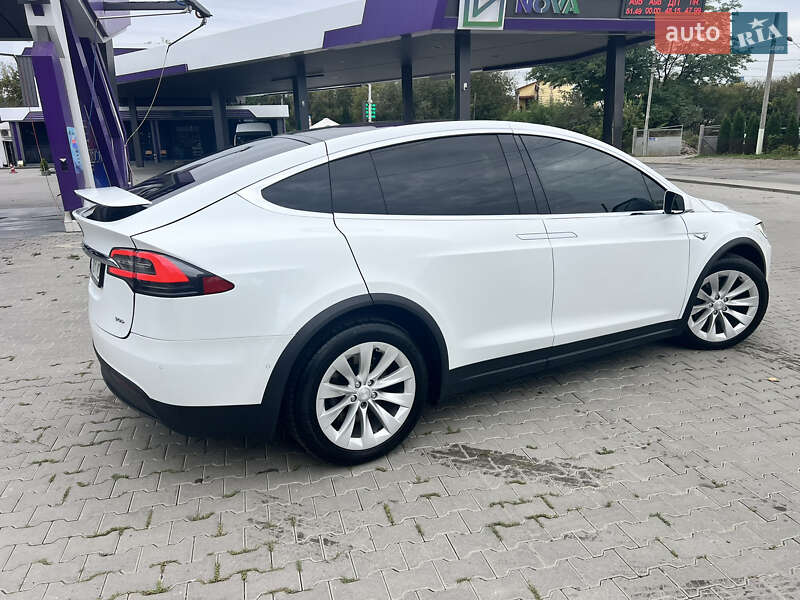 Позашляховик / Кросовер Tesla Model X 2016 в Чернівцях