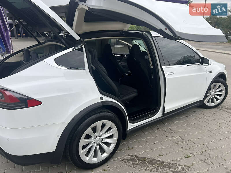 Позашляховик / Кросовер Tesla Model X 2016 в Чернівцях