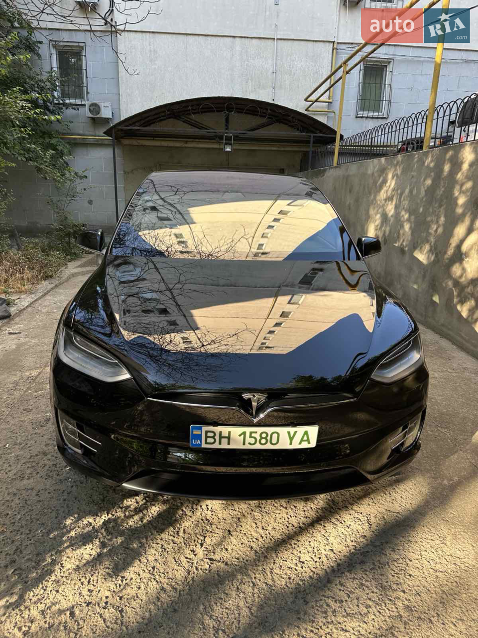 Продам власне авто в ідеальному стані. Перший власник, купувалося для особистого користування. 
TESLA Model X Performance Ludicrous Dual Motor 2020.
Сама максимальна комплектація.
Придбали із США з мінімальними пошкодженнями
Великий, комфортний автомобіль преміум класу у топовій комплектації "Perfomance Ludicrous"
Всі функції працюють без нарікань: авто оновлюється по Wi-fi (отримує нові функції, змінюється інтерфейс), мобільний додаток працює
Із основного:
- Адаптивна пневматична підвіска нового зразка з можливістю зміни кліренсу від 15 см до 22 см та пам’яттю локацій
- Модернізовані надійні електромотори на постійних магнітах, з виправленими "болячками"
- Батарея ємністю 100 kWh
- Потужність 770 к.с.
- Розгін від 0 до 100 - 2,8 сек
- Європейський LTE-модем
- В комплекті фірмова зарядка та перехідник CCS combo 2 (забезпечує максимально швидку зарядку до 250 кВт/год)
- Карбонові вставки в салоні, на стелі алькантара
- Компонування салону на 6 місць, обʼємне багажне відділення з глибокими нішами
- Преміальна акустика (наявність сабвуфера та велика кількість динаміків)
- Зимовий пакет (підігрів керма, всіх сидінь та склоочисників)
- Диски R22 turbine
Готова до будь-яких перевірок на СТО. 