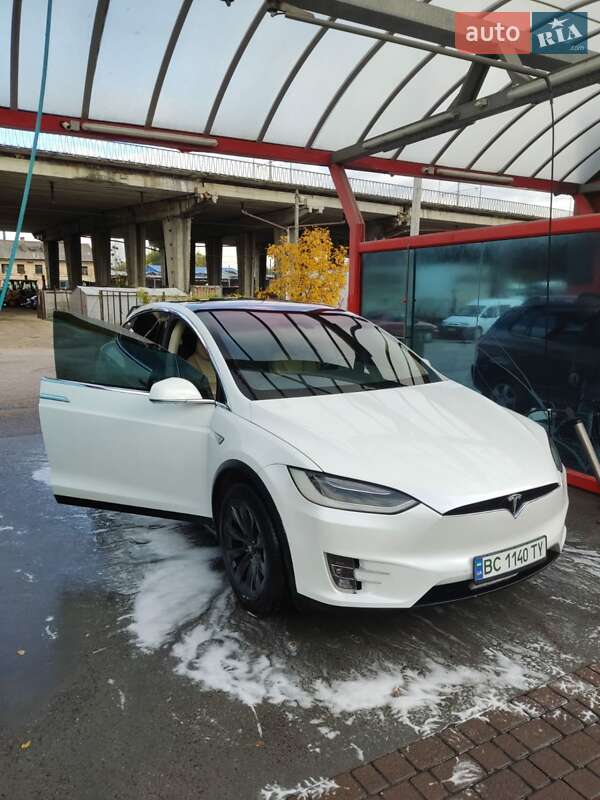 Tesla Model X, фото з оголошення