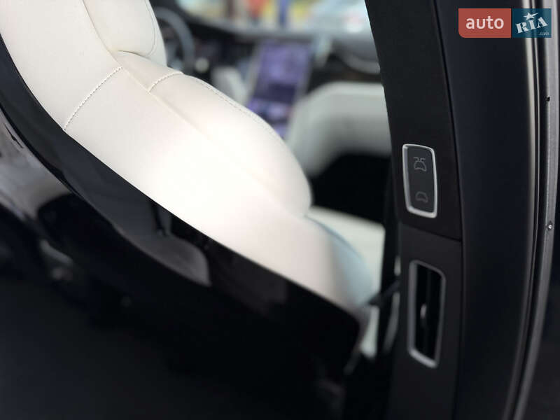 Позашляховик / Кросовер Tesla Model X 2017 в Львові