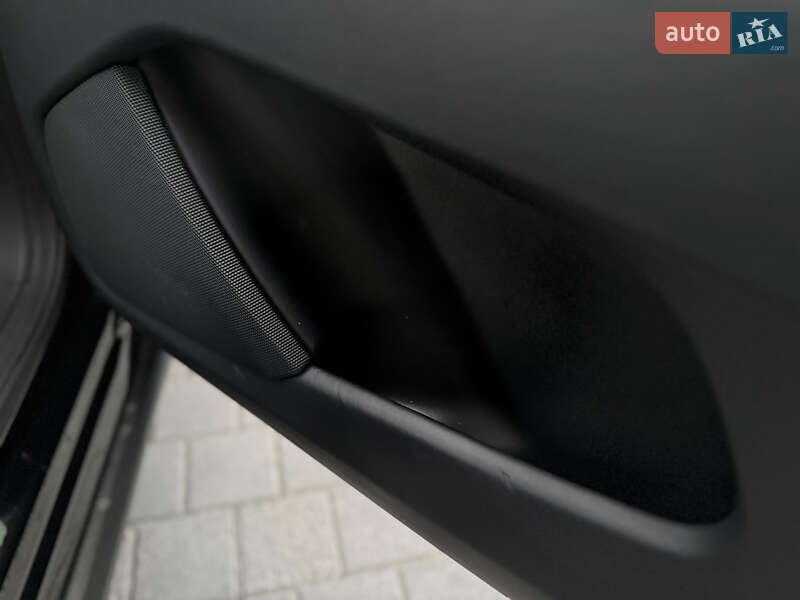 Позашляховик / Кросовер Tesla Model X 2017 в Львові