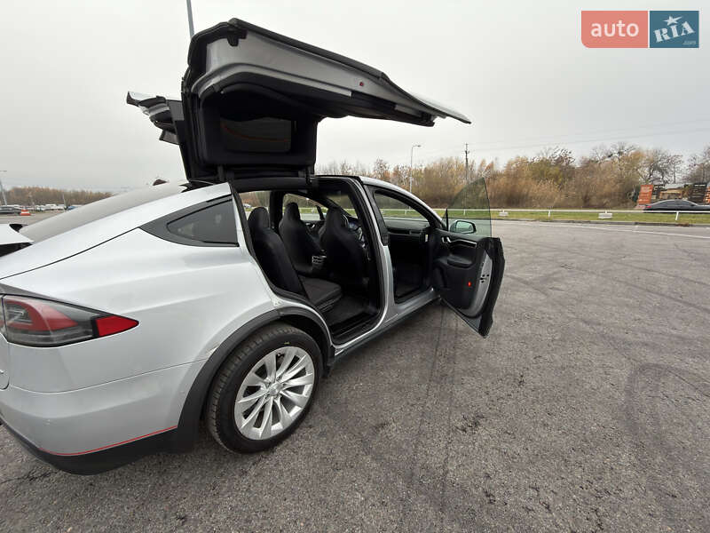Позашляховик / Кросовер Tesla Model X 2017 в Львові