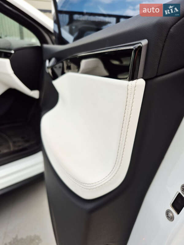 Внедорожник / Кроссовер Tesla Model X 2019 в Киеве