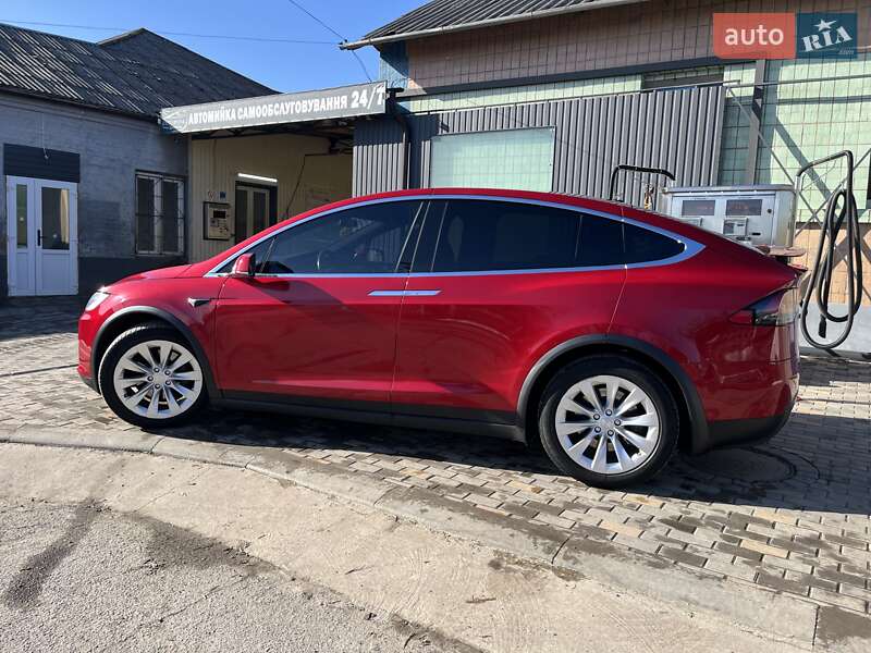 Позашляховик / Кросовер Tesla Model X 2019 в Саврані
