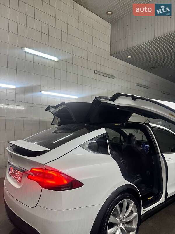 Внедорожник / Кроссовер Tesla Model X 2017 в Сарнах