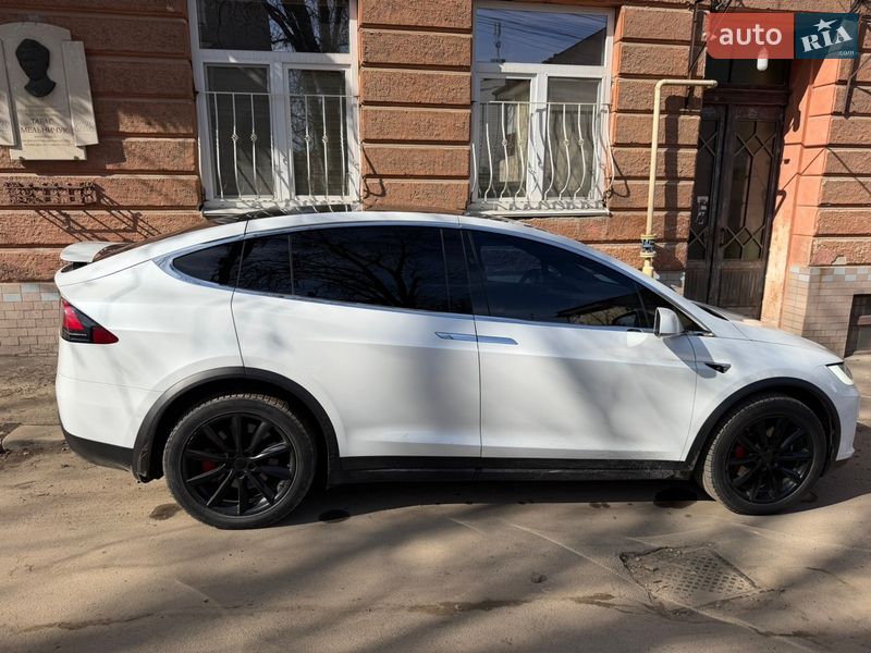 Позашляховик / Кросовер Tesla Model X 2018 в Чернівцях