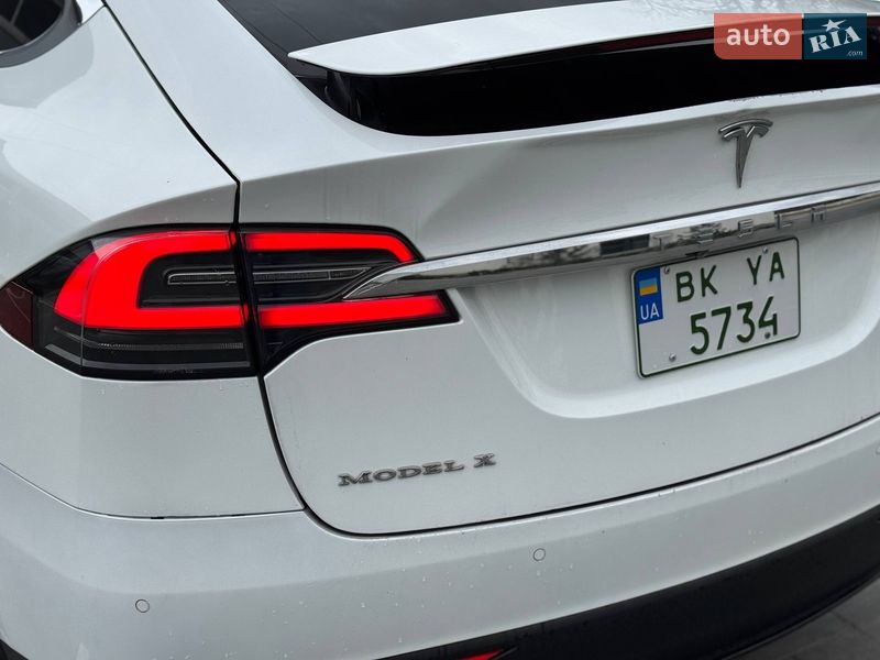 Позашляховик / Кросовер Tesla Model X 2016 в Луцьку