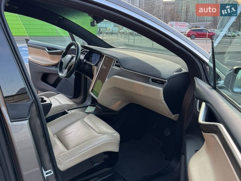 Позашляховик / Кросовер Tesla Model X 2016 в Києві