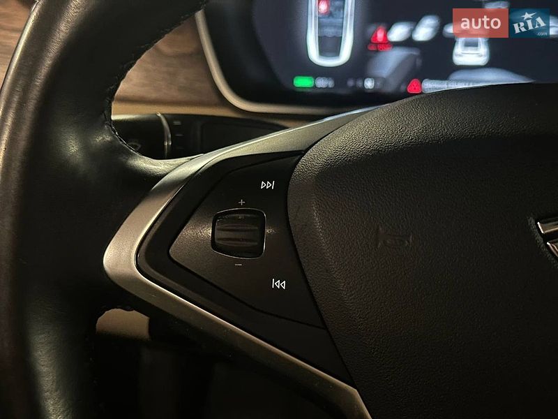 Внедорожник / Кроссовер Tesla Model X 2017 в Киеве