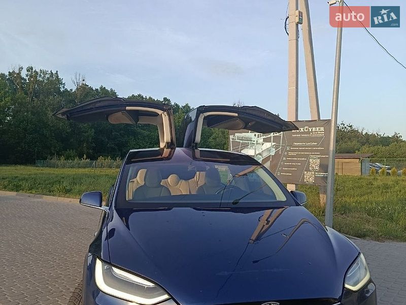 Позашляховик / Кросовер Tesla Model X 2017 в Львові