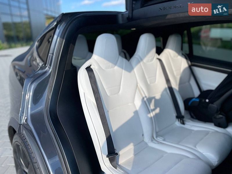 Позашляховик / Кросовер Tesla Model X 2016 в Чернівцях