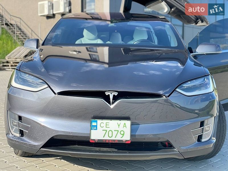 Позашляховик / Кросовер Tesla Model X 2016 в Чернівцях