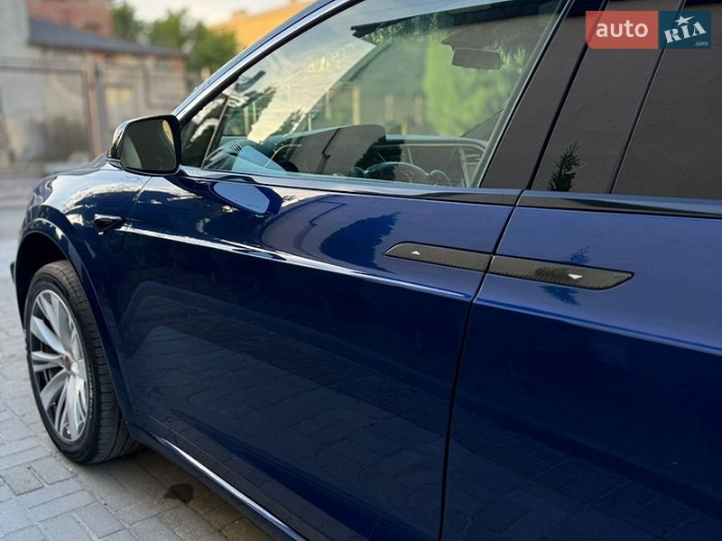 Позашляховик / Кросовер Tesla Model X 2016 в Львові