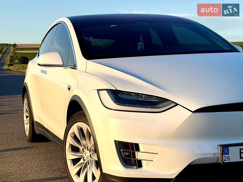 Позашляховик / Кросовер Tesla Model X 2019 в Чернівцях