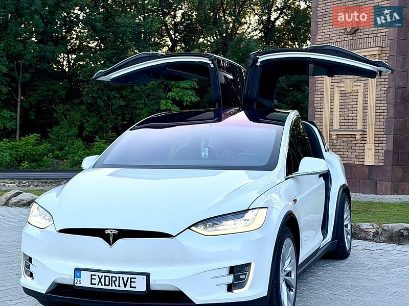 Позашляховик / Кросовер Tesla Model X 2019 в Чернівцях