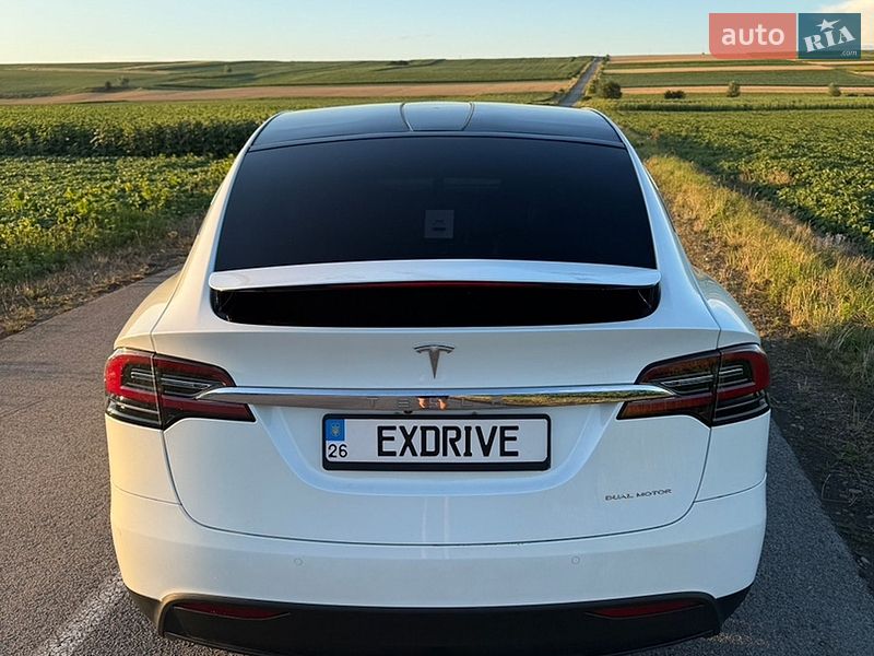 Позашляховик / Кросовер Tesla Model X 2019 в Чернівцях