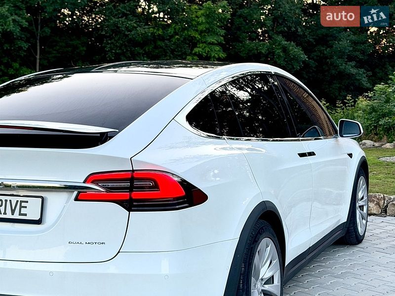 Позашляховик / Кросовер Tesla Model X 2019 в Чернівцях